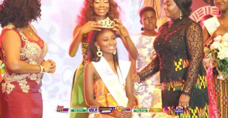 Rebecca Nana Adwoa Kwabi being crowned Miss Ghana