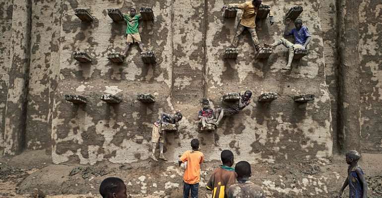 Restoring the mosque of Djenné in Mali. - Source: MICHELE CATTANI/AFP via Getty Images