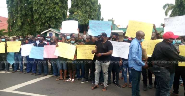 Nigerian Traders Storm Embassy In Ghana To Demand Reopening Of Their Shops In Accra