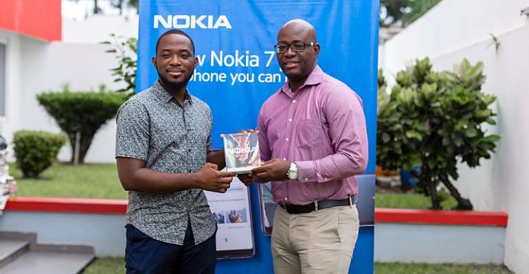 Glitz Style Fashion Photographer Of The Year Receives Nokia 7 Plus From HMD Global