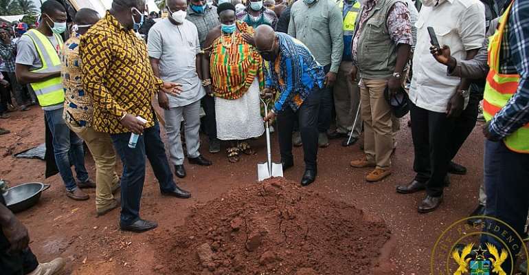 Akufo-Addo Cuts Sod For Tuobodom Town Roads