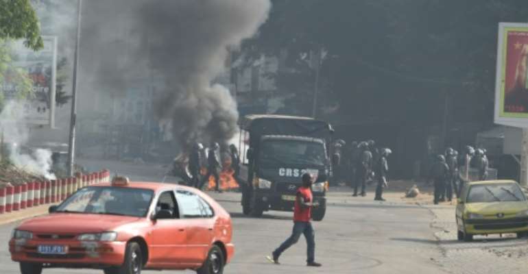 Demonstrators set fire to barricades to try to block streets. By Issouf SANOGO (AFP)