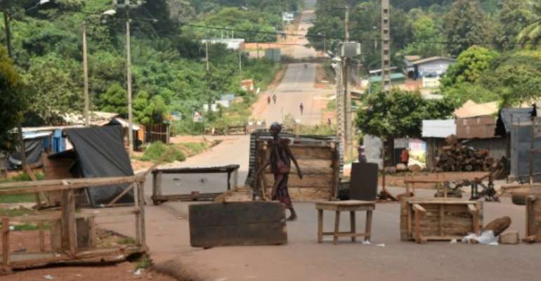 Des barrages empêchent le 31 octobre 2020 l'accès à la ville de Daoukro où les habitants n'ont pas pu voter à la présidentielle en Côte d'Ivoire. By SIA KAMBOU (AFP)