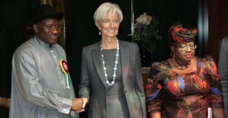 Christine Lagarde (centre) with Nigerian President Goodluck Jonathan and Finance Minister Ngozi Okonjo-Iweala in Abuja. By Emmanuel Wole (AFP)