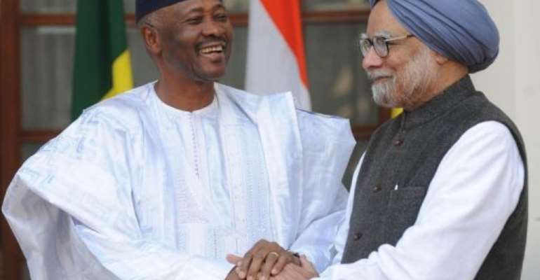 Manmohan Singh (right) shakes hand with Amadou Toumani Toure during a delegation level talks in New Delhi. By Raveendran (AFP/File)