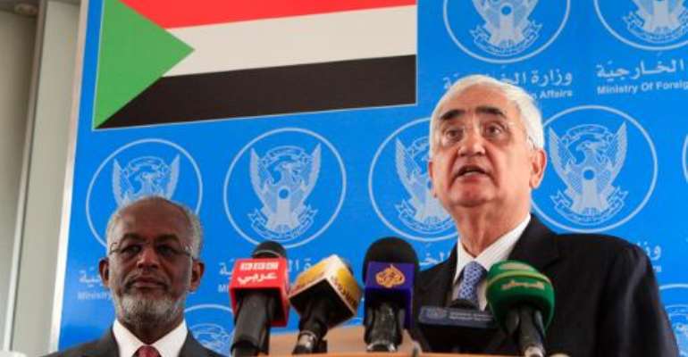 Indian Foreign Minister Salman Khurshid (R) and his Sudanese counterpart Ali Ahmed Karti speak to the press in Khartoum on February 4, 2014. By Ashraf Shazly (AFP)