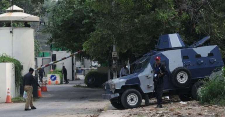Pakistani security guards the US consulate in Lahore on August 5, 2013. By Arif Ali (AFP)