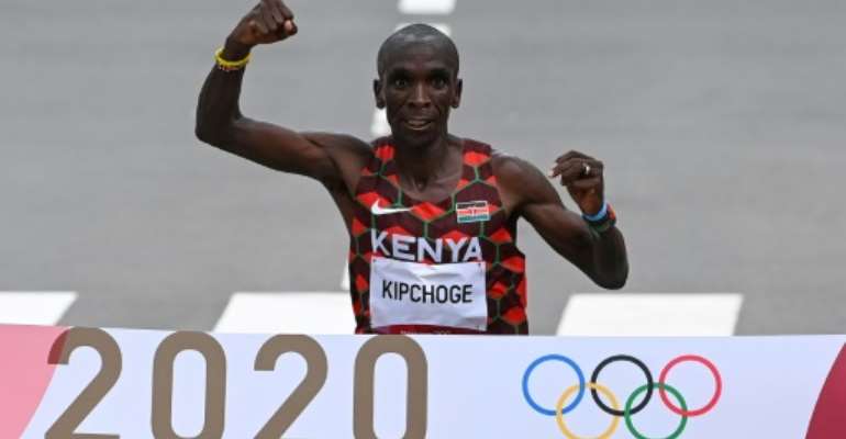 King Kipchoge retains men's Olympic marathon title