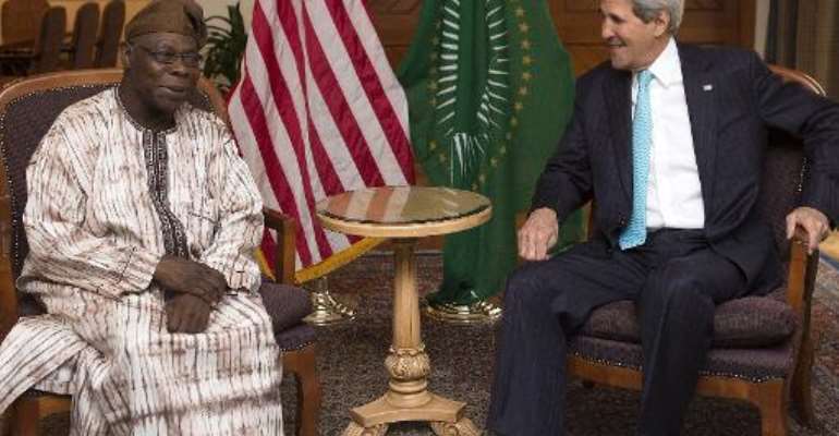 US Secretary of State John Kerry (R) meets with Olusegun Obasanjo, chairman of the African Union's South Sudan Commission of Inquiry, in Addis Ababa on May 2, 2014. By Saul Loeb (Pool/AFP)