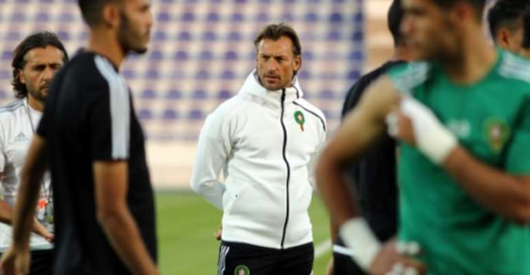 Morocco's French head coach Herve Renard (C) attends a training session with his players at the Sheikh Tahnoun Bin Mohammed Stadium in Al Ain, as part of the preparations for the 2017 African Cup of Nations. By NEZAR BALOUT (AFP/File)