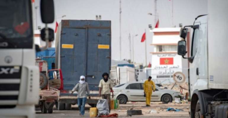 People and vehicles near a border crossing point between Morocco and Mauritania in Guerguerat located in the Western Sahara. By Fadel SENNA (AFP)