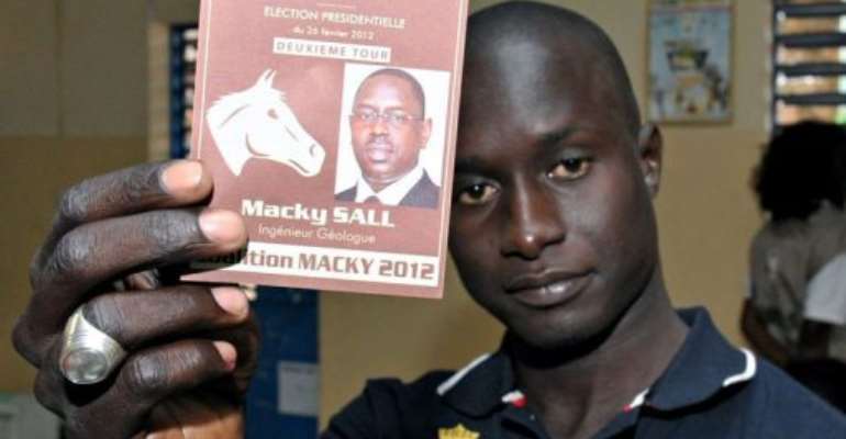 An election official displays a ballot in favour of presidential candidate and former prime minister Macky Sall. By Seyllou (AFP)