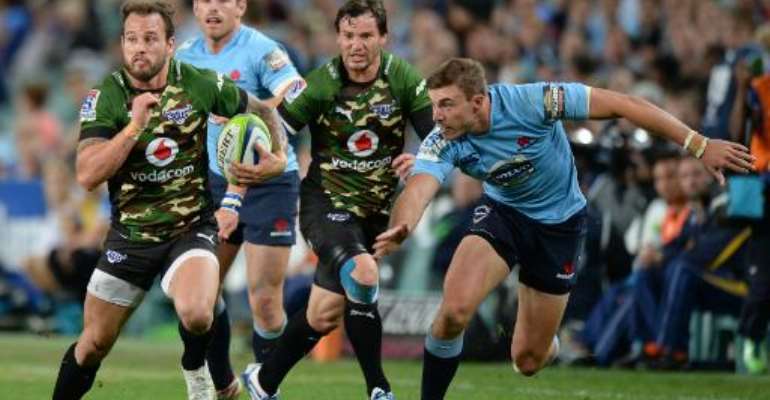 Francois Hougaard of South Africa's Northern Bulls (L) runs against NSW Waratahs during their Super 15 rugby union match, in Sydney, on April 19, 2014. By Peter Parks (AFP)