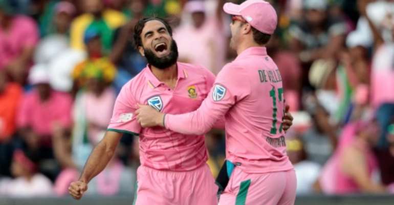 South African bowler Imran Tahir (L) celebrates the dismissal of a Sri Lanka batsman during their third One Day International (ODI at Wanderers cricket ground on February 4, 2017 in Johannesburg, South Africa. By GIANLUIGI GUERCIA (AFP)