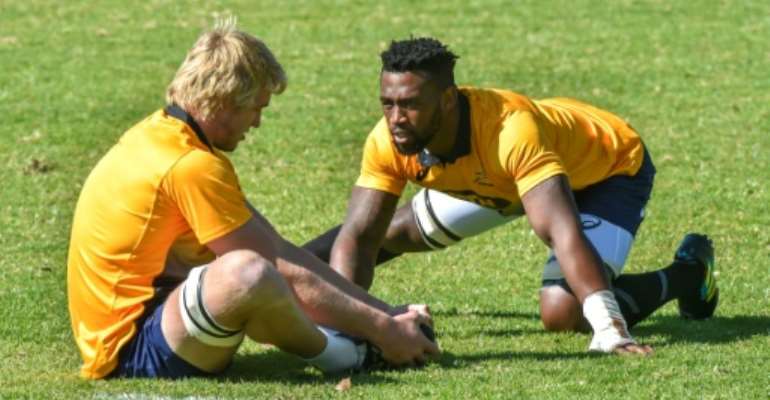 South Africa's first black Test rugby captain, Siya Kolisi, trains with teammate, flanker Pieter-Steph du Toit, at St Stithies College in Johannesburg, on May 28, 2018. By Christiaan Kotze (AFP/File)