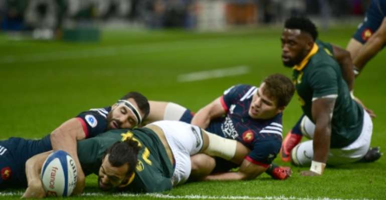 South Africa's wing Dillyn Leyds (C) scores a try during their match against France in Saint-Denis, on the outskirts of Paris, on November 18, 2017. By Martin BUREAU (AFP)