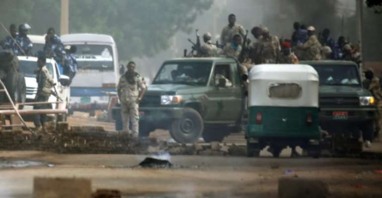 Sudanese forces are deployed around Khartoum's army headquarters on June 3, 2019 as they try to disperse Khartoum's sit-in. By ASHRAF SHAZLY (AFP)