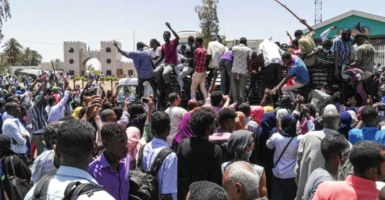 Sudanese protesters have massed outside army headquarters in the capital Khartoum for three straight days in the biggest rallies since demonstrations against President Omar al-Bashir's government began in December. By STRINGER (AFP)