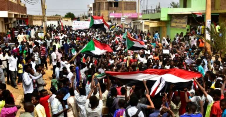 Sudanese protesters march during a demonstration in the capital Khartoum on August 1, 2019. By Ahmed Mustafa (AFP)