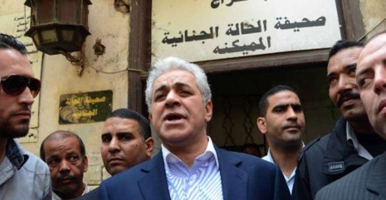 Supporters of Egypt candidate jostle for campaign space