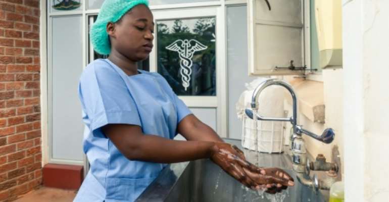 They're overwhelmed by virus cases. By Jekesai NJIKIZANA (AFP)