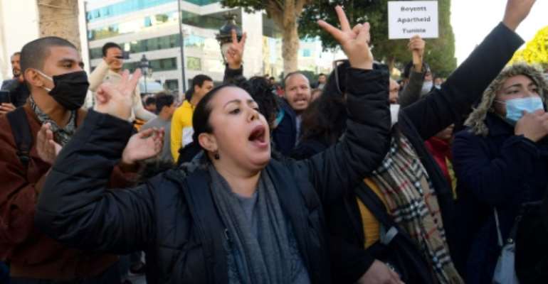 Tunisian protesters shout slogans during an anti-government demonstration on Habib Bourguiba Avenue in the capital Tunis, on January 20, 2021
Young Tunisians clashed with security forces overnight and protest organisers called for anti-government rallies after five days of riots in disadvantaged neighbourhoods.. By FETHI BELAID (AFP)