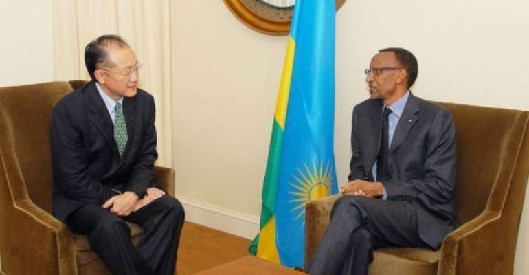 Dr. Jim Yong Kim (L) meets with Rwandan President Paul Kagame. By (AFP/US Treasury)