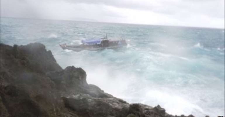 Many feared dead in Australia asylum shipwreck