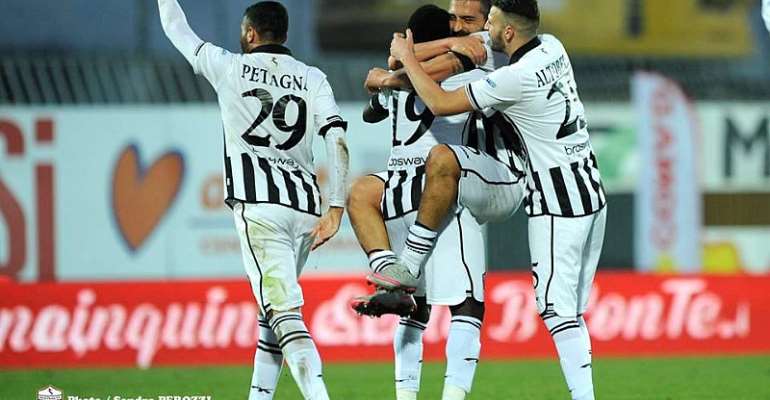 Bright Addae congratulated by Ascoli team-mates for scoring the second goal against Spezia. Photo Sandro Perozzi, 27-12-2015 Ascoli Piceno, Stadio Cino E Lillo Del Duca