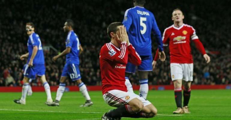 Van Gaal's United draw with Chelsea, Arsenal go top, Tottenham leave it late