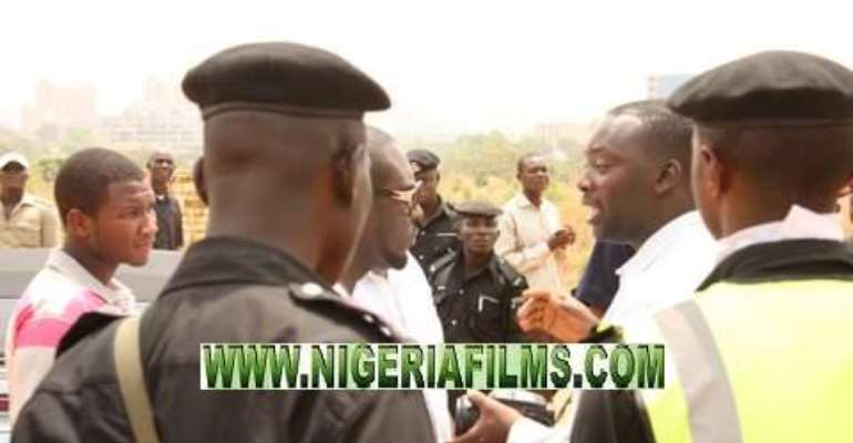 EXCLUSIVE:JIM IYKE ARRESTED IN ABUJA, FORCED TO REMOVE TINTED GLASSES OF HIS CAR