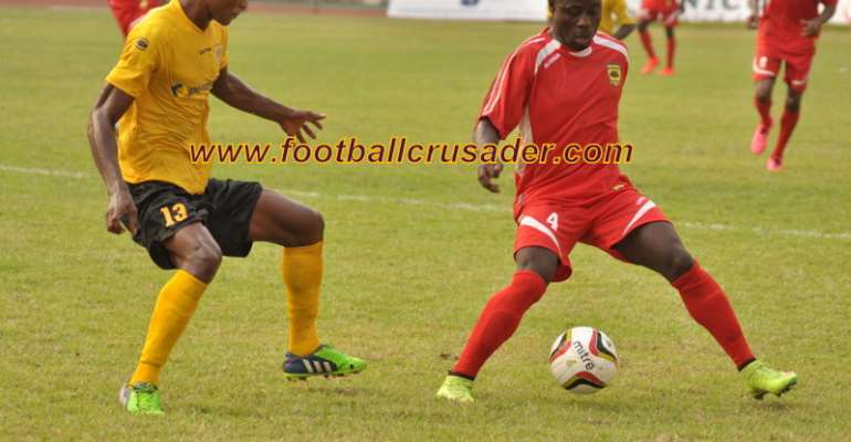 Kwame Boateng tries to beat AshantiGold's Desmond Agbekpornu.