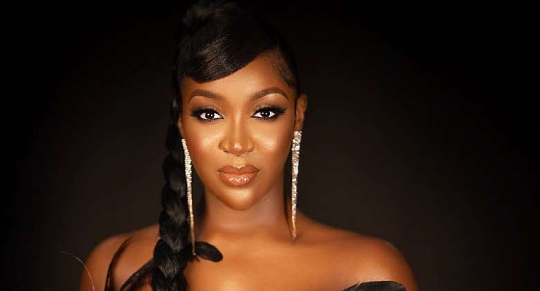 Idia Aisien SLAYS on Red Carpet at Bad Boys and Bridesmaids Premiere