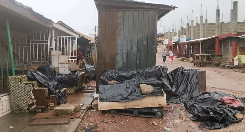 VIDEO KMA erect containers for traders in the middle of road at Santasi
