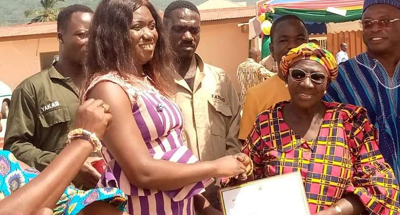 MCE Madam Comfort Asante right prenting award to the Best farmer