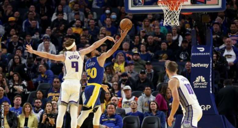 Stephen Curry's three-pointer with one minute 24 seconds to go gave the Golden State Warriors a lead they never relinquished