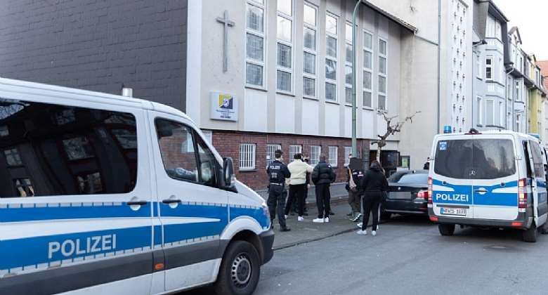 Police break up church service with 86 people in Essen-Germany