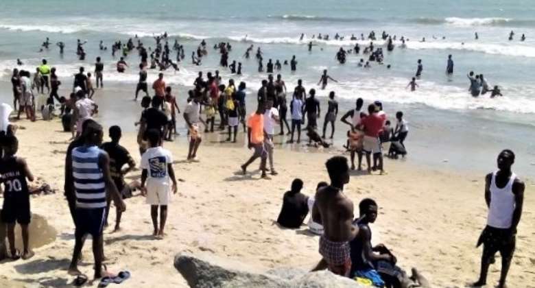Farmers Day: Holidaymakers defy COVID-19 safety protocols despite omicron scare at beaches
