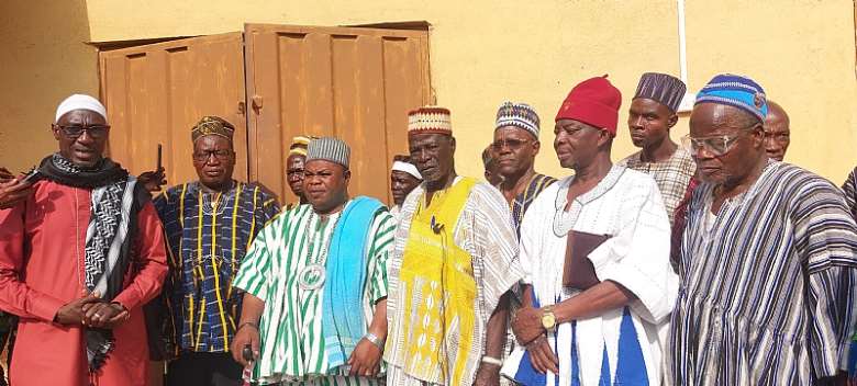 Bawku Naba donates 104 bags of rice, 4 bags of maize and used clothes to Burkinabe asylum seekers