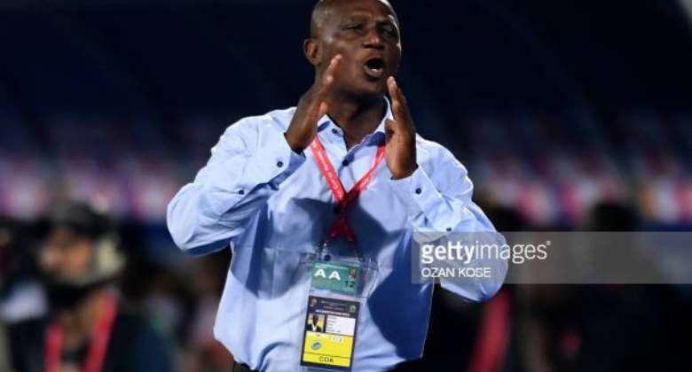 Ghana's coach James Kwesi Appiah speaks to his players during the 2019 Africa Cup of Nations CAN football match between Ghana and Benin at the Ismailia Stadium on June 25 , 2019. Photo by OZAN KOSE  AFP Photo credit should read OZAN KOSEAFP via Getty Images