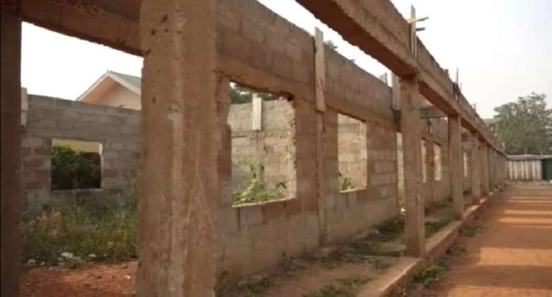 AR: Kromoase Residents bare teeth at Chairman Wontumi for abandoning 6-unit classroom project