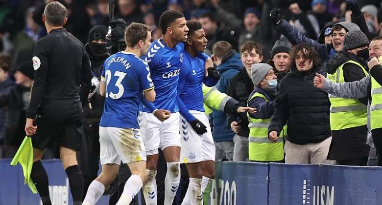 Demarai Gray scores stoppage time screamer as Everton beat Arsenal to end unbeaten run