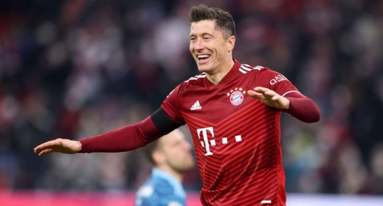 Bundesliga: Lewandowski double keep Bayern Munich on title course