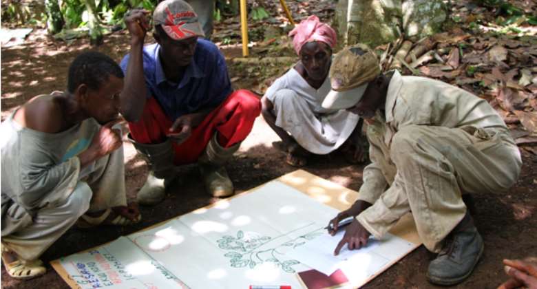Cocoa farmers receiving education on tree planting on farms photo: Sander Muilerman/WCF
