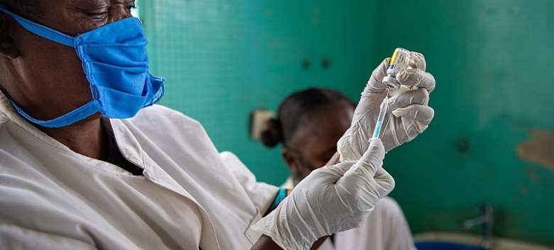 A health worker at a local health centre in Kinshasa, Democratic Republic of the Congo, prepares a vaccine injection. Courtesy UNICEFSibylle Desjardins