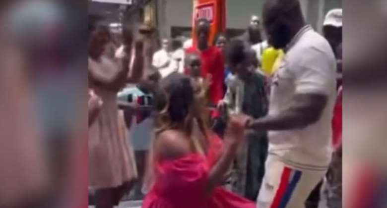 Desperate woman goes down on her knees in mall and proposes to her boyfriend video