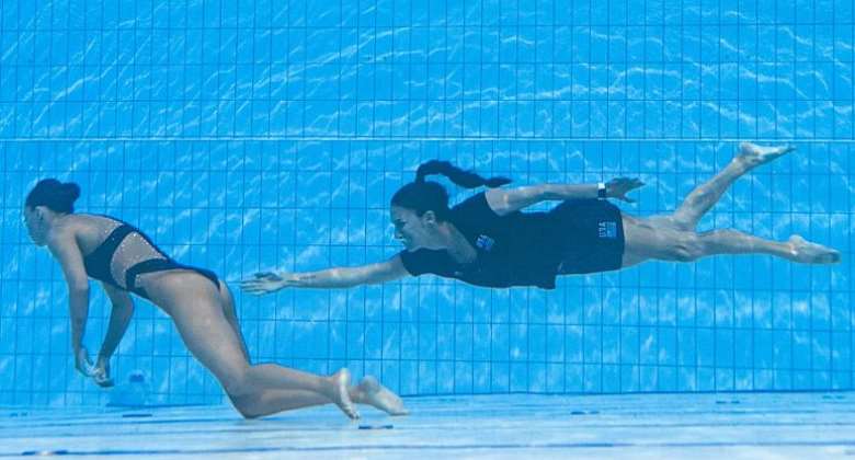 A member of Team USA R recovers USA's Anita Alvarez L, from the bottom of the pool during an incendent in the women's solo free artistic swimming finals   -   Copyright  Credit: AFP