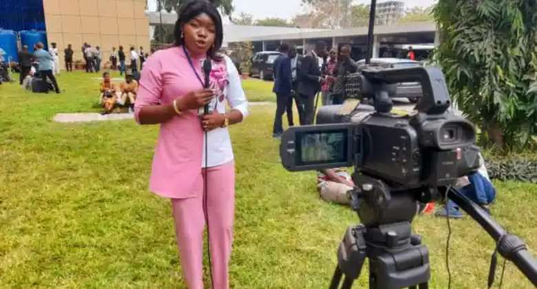 Unidentified men attacked Fify Kibwana, a reporter with Vert Pturages, as she conducted interviews outside a court in the capital Kinshasa on August 2, 2022, in the Democratic Republic of Congo. Photo: Cea Mbamvu