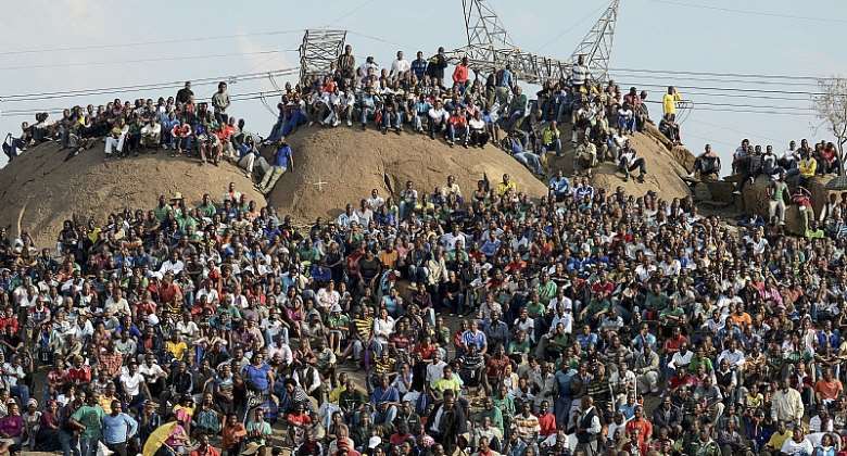 Hundreds of people gather on the small hill were some of the Marikana miners were shot by police in 2012. - Source: EFE-EPASStringer