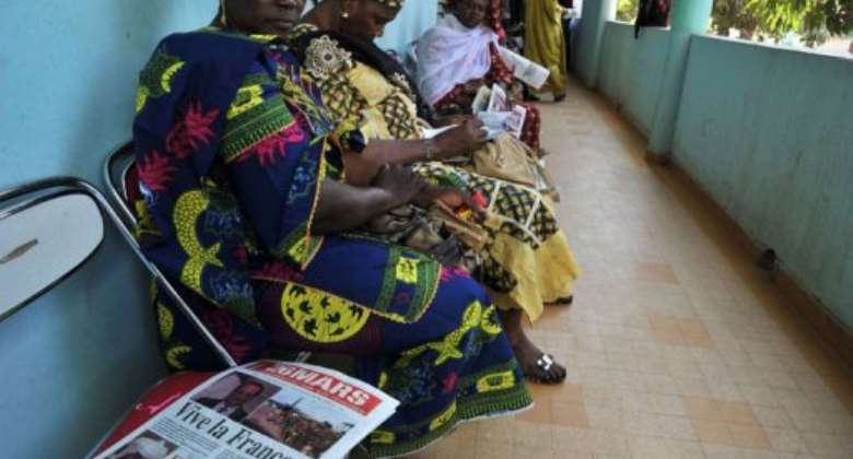 People wait to donate blood on January 14, 2013, in Bamako.  By Issouf Sanogo AFP